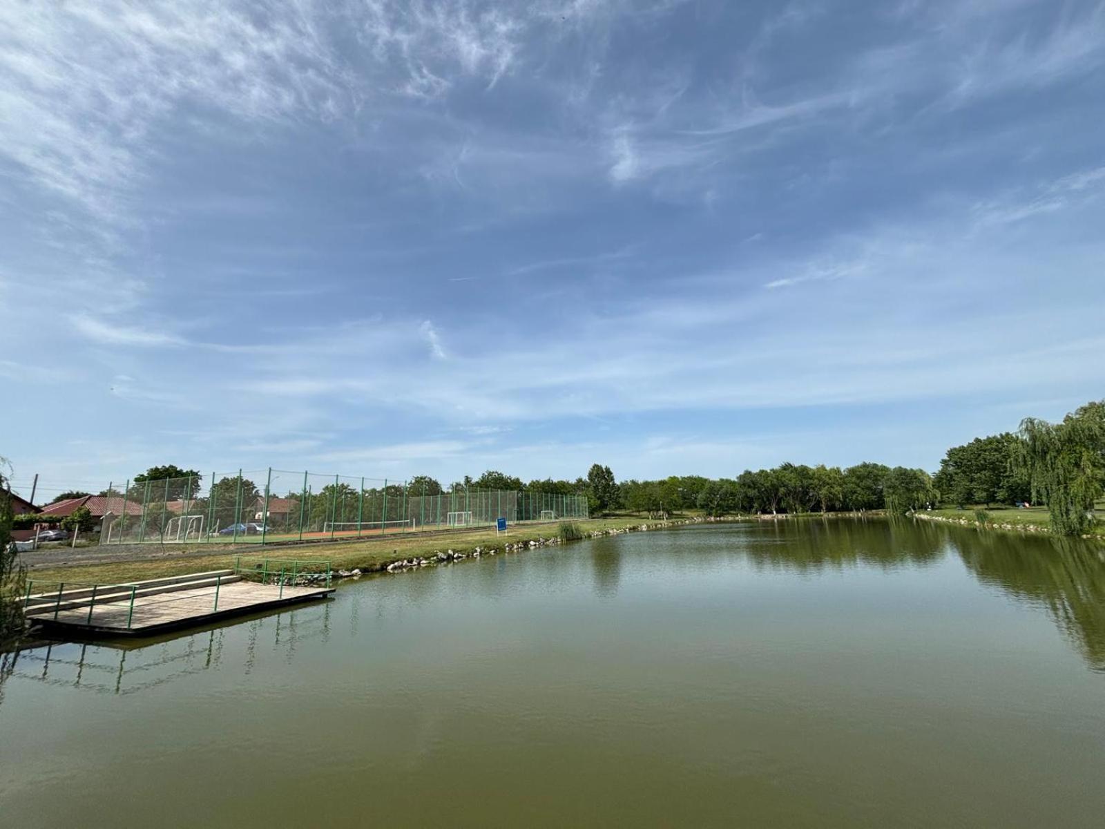 Conacul De Pe Lac Sagu Ngoại thất bức ảnh