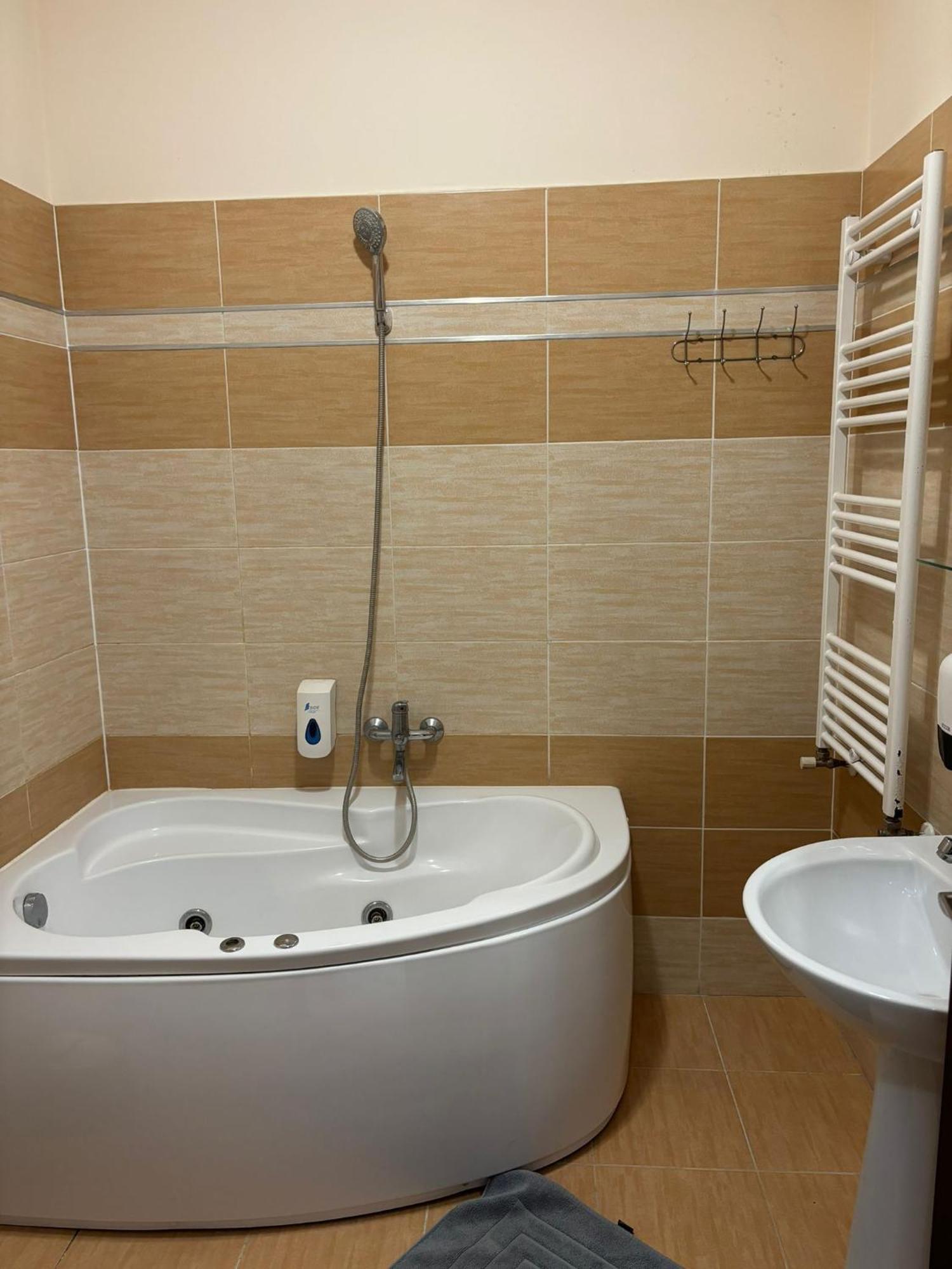 Conacul De Pe Lac Sagu Ngoại thất bức ảnh